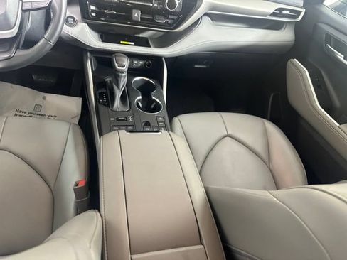 Used 2023 Toyota Highlander XLE AWD/4WD image 21