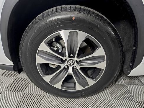 Used 2023 Toyota Highlander XLE image 9