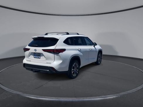 Used 2021 Toyota Highlander XLE AWD/4WD image 9
