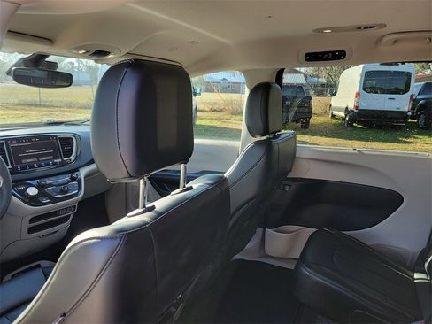 Used 2023 Chrysler Pacifica Touring-L image 29