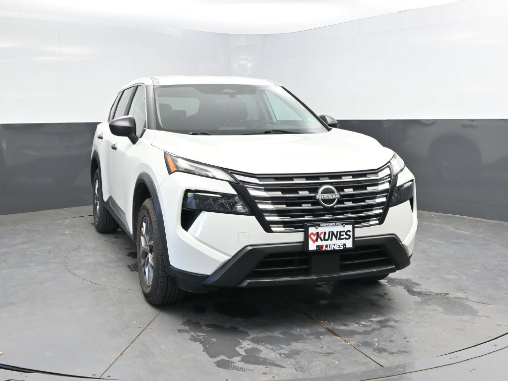 Used 2024 Nissan Rogue S AWD/4WD image 2
