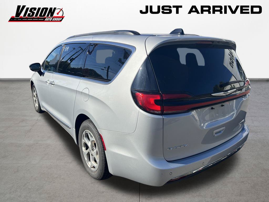 Used 2023 Chrysler Pacifica Limited FWD image 3