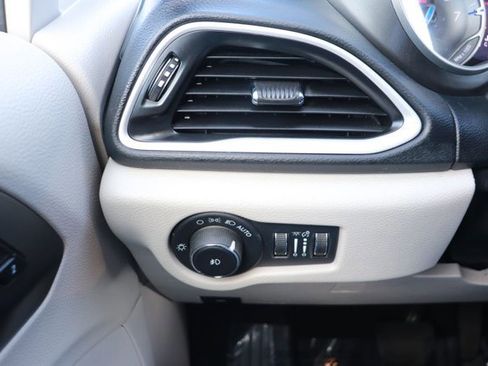 Used 2022 Chrysler Pacifica Touring-L image 23