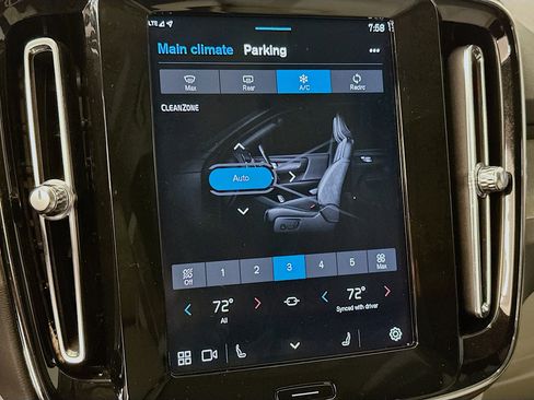 Used 2024 Volvo XC40 B5 Plus image 24