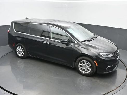 Used 2023 Chrysler Pacifica Touring-L FWD image 42