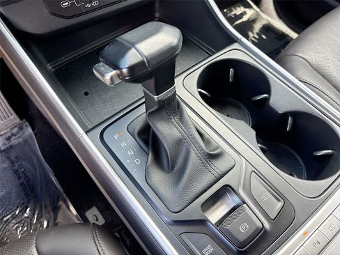 Used 2025 Kia Carnival FWD image 17