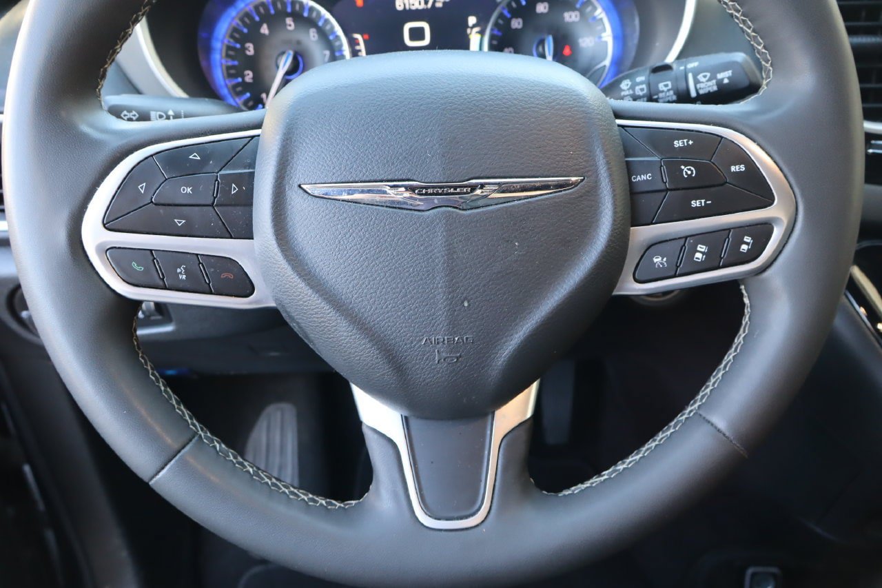 Used 2025 Chrysler Pacifica Select FWD image 12
