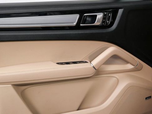 Certified 2023 Porsche Cayenne Platinum Edition AWD/4WD image 6