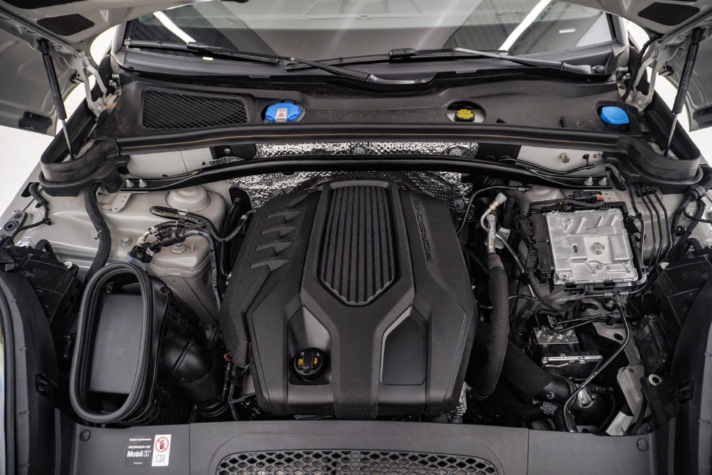 Certified 2026 Porsche Macan AWD/4WD image 30