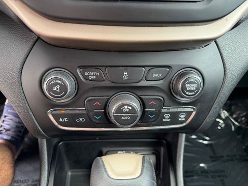 Used 2015 Jeep Cherokee Latitude w/ Comfort/Convenience Group FWD image 36