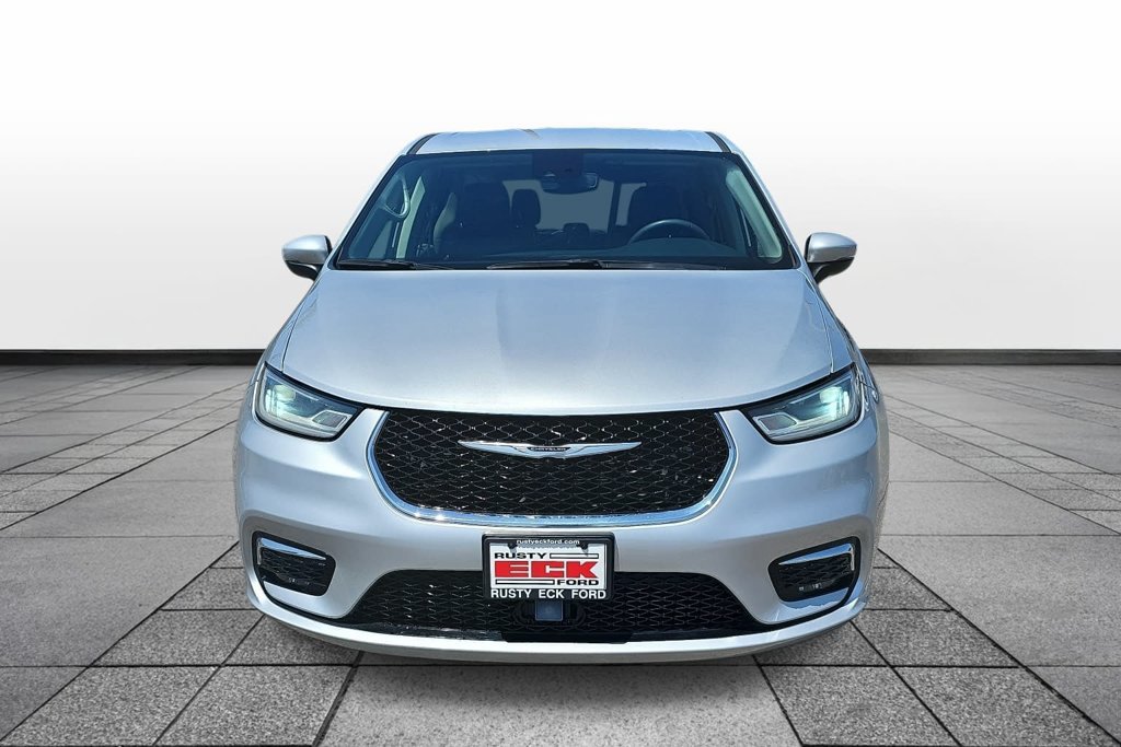 Used 2023 Chrysler Pacifica Touring-L FWD image 2