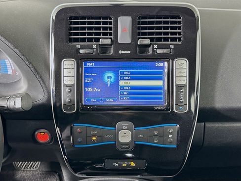 Used 2015 Nissan Leaf SL FWD image 23