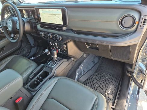 Used 2025 Jeep Gladiator Mojave AWD/4WD image 20