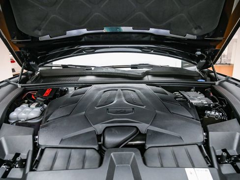 Certified 2024 Porsche Cayenne AWD/4WD image 31