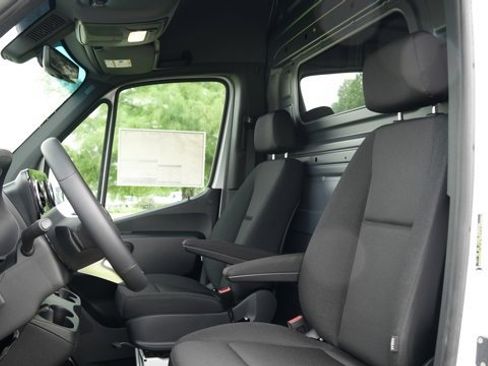 Used 2025 Mercedes-Benz Sprinter 2500 image 46