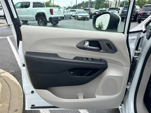 Used 2023 Chrysler Pacifica Touring-L FWD image 9