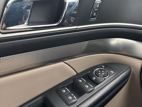 Used 2018 Ford Explorer XLT w/ Equipment Group 201A image 4