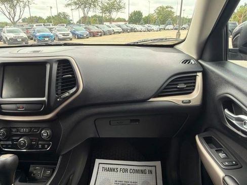 Used 2017 Jeep Cherokee Latitude w/ Cold Weather Group AWD/4WD image 21