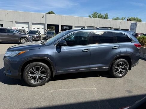 Used 2018 Toyota Highlander LE AWD/4WD image 4