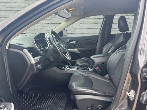 Used 2018 Jeep Cherokee Latitude Plus w/ Cold Weather Group image 9