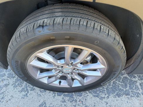 Used 2023 GMC Terrain SLT w/ Infotainment Package II FWD image 11