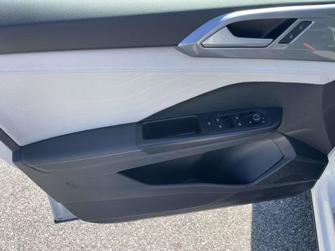 Used 2025 Volkswagen Taos SEL image 15