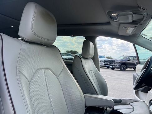 Used 2017 Chrysler Pacifica Limited w/ Advanced Safetytec Group FWD image 21