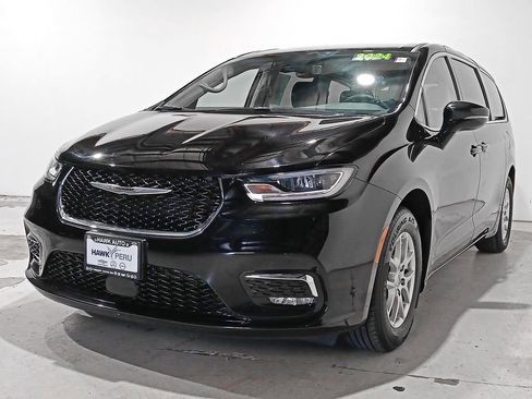Used 2024 Chrysler Pacifica Touring-L FWD image 3
