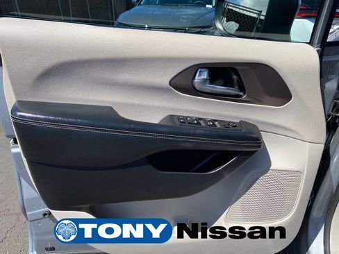 Used 2021 Chrysler Voyager Lxi image 13