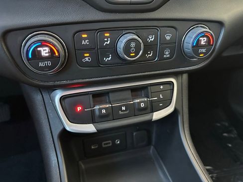 Used 2024 GMC Terrain SLE w/ Driver Convenience Package FWD image 26