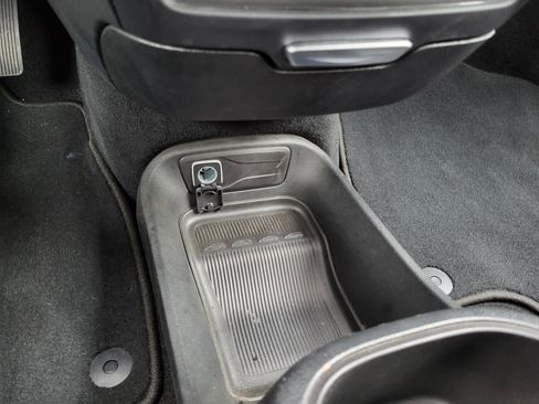 Used 2025 Chrysler Pacifica Select image 25