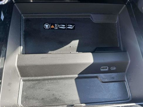 Used 2025 Chevrolet Suburban Premier image 28