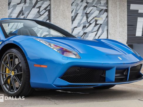 Used 2018 Ferrari 488 Spider RWD image 3