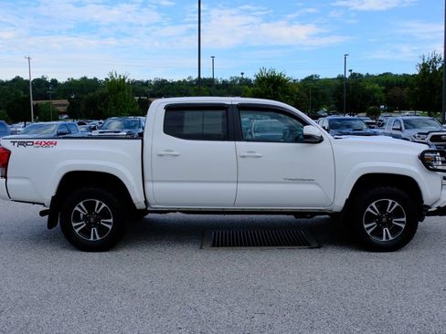 Used 2017 Toyota Tacoma TRD Sport w/ Tow Package (A/T) AWD/4WD image 2