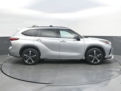 Used 2021 Toyota Highlander XSE FWD image 8