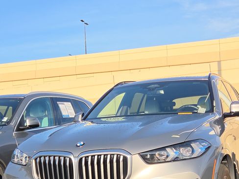 Certified 2026 BMW X5 xDrive40i w/ M Sport Package AWD/4WD image 3
