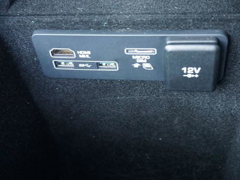 Used 2018 Land Rover Range Rover Velar S image 30