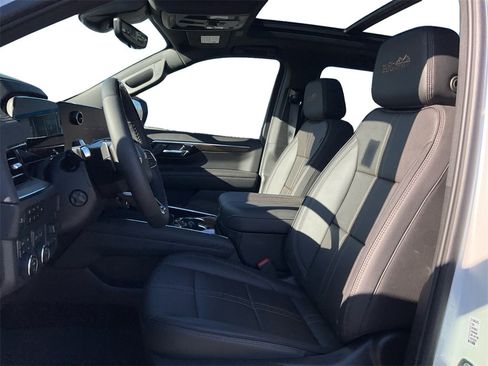 New 2025 Chevrolet Suburban High Country image 25