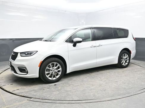 Used 2023 Chrysler Pacifica Touring-L image 3