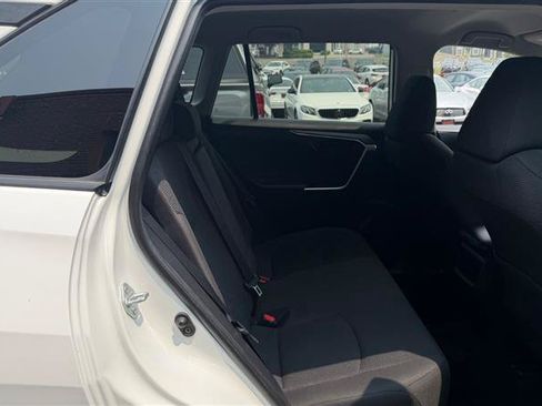 Used 2019 Toyota RAV4 LE FWD image 17