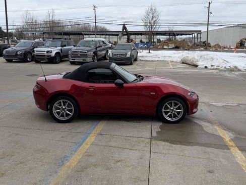 Used 2017 MAZDA MX-5 Miata Sport image 9
