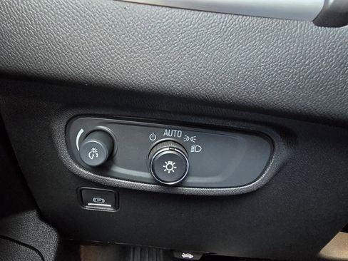 Used 2024 GMC Terrain SLE image 18