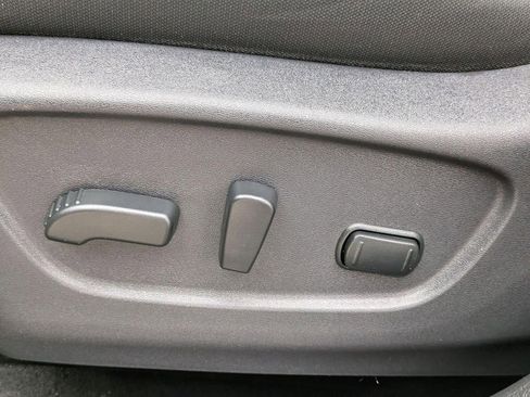 Used 2019 Nissan Rogue SV image 15