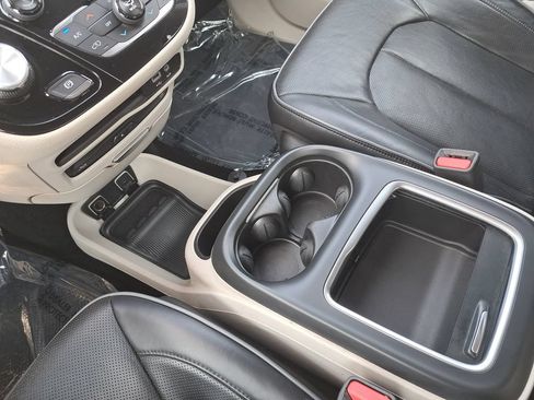 Used 2018 Chrysler Pacifica Limited w/ Advanced Safetytec Group FWD image 26