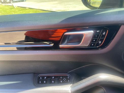 Used 2019 Porsche Cayenne image 17
