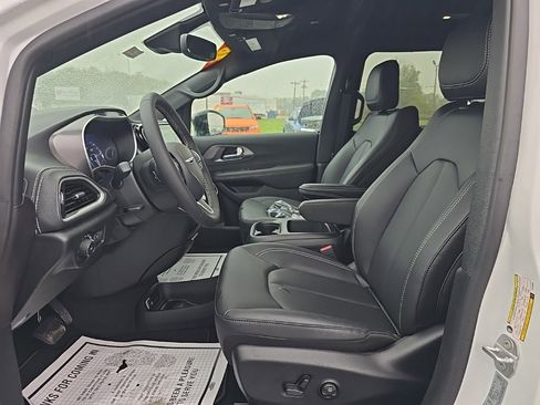 New 2026 Chrysler Pacifica Select image 13