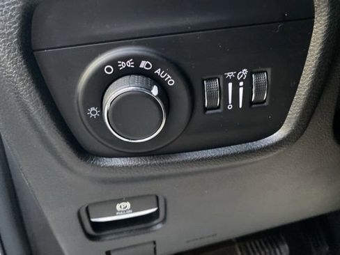 Used 2023 Jeep Grand Cherokee Laredo image 17