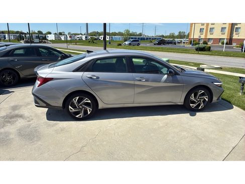 Used 2025 Hyundai Elantra SEL FWD image 6