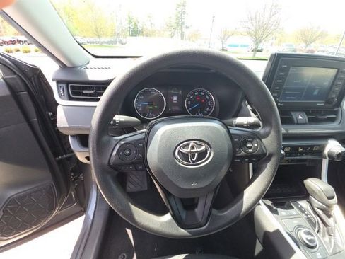 Used 2021 Toyota RAV4 LE w/ Carpet Mat Package (TMS) AWD/4WD image 17