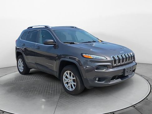 Used 2018 Jeep Cherokee Latitude Plus w/ Cold Weather Group AWD/4WD image 7